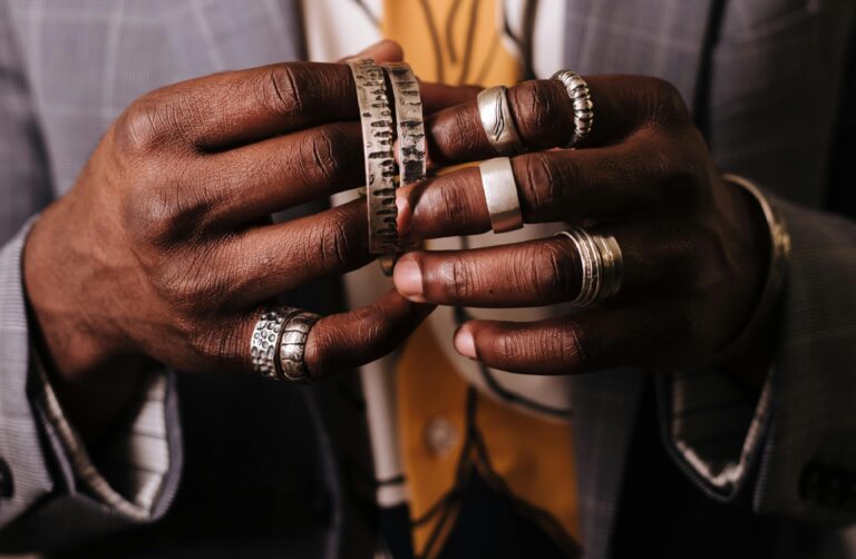 Biżuteria męska – stylowy dodatek do codziennego i eleganckiego ubioru